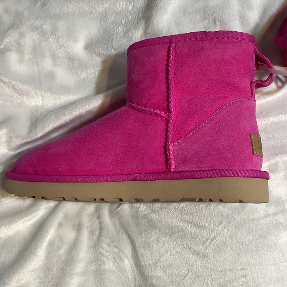 UGG Classic Mini II Shearling Boot - Picture 16 of 17